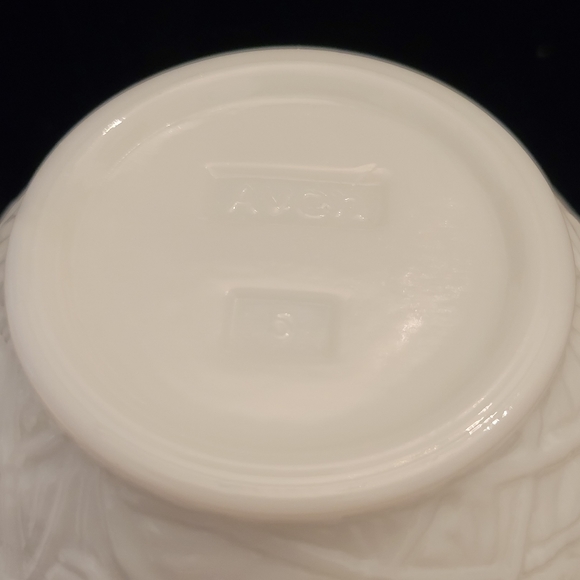 1970's Avon Milk Glass Nesting Hen. Covered Dish. Sugar Bowl - Picture 3 of 5